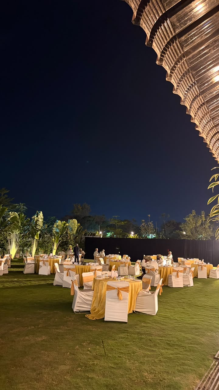 Intimate round-table dining on the Garden Lawn